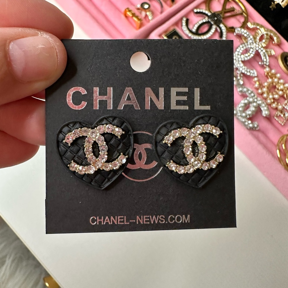 Heart CC fashion earrings